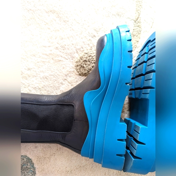 Bottega Veneta blue Tire Chelsea Boots - Picture 11 of 11